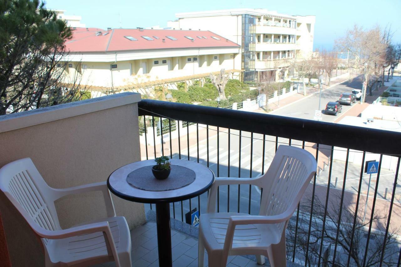 Hotel Caesar Misano Adriatico Exterior photo